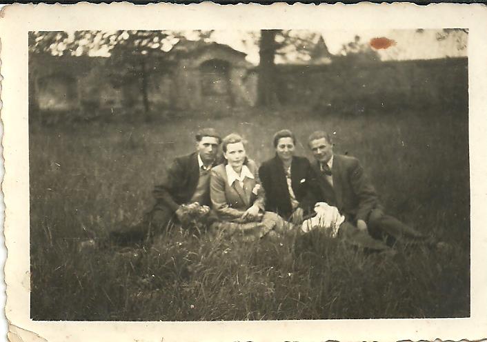 Babcia z dziadkiem pod kościołem 001